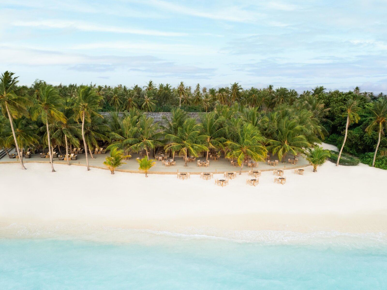 Weißer Sandstrand mit Palmen im Jawakara Islands Maldives